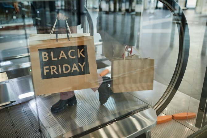 woman-holding-black-friday-shopping-bags-2021-12-21-20-25-10-utc.jpg