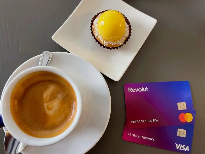 Interfața aplicației Revolut pe telefonul mobil